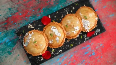 Photo of इस बार होली पर ट्राई करें शाही चंद्रकला गुझिया, जानिए बनाने का आसान तरीका –