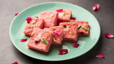 Photo of रोज डे के दिन अपने किसी खास को गुलाब की यह बर्फी बना का कर खिलाएं …