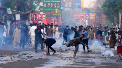 Photo of Imran Khan की गिरफ्तारी को लेकर देश के प्रमुख शहरों में पुलिस और कार्यकर्ताओं के बीच झड़प देखने को मिली..