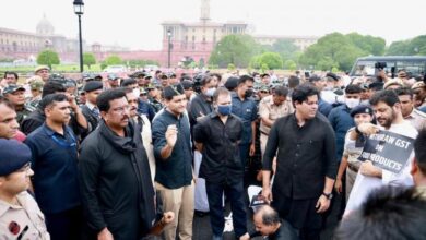 Photo of कांग्रेस के विधायक विरोध जताने के लिए काली शर्ट पहनकर विधानसभा पहुंचे और केंद्र सरकार के खिलाफ नारे लगाए..