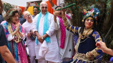 Photo of होली के अवसर पर रक्षा मंत्री राजनाथ सिंह ने अमेरिकी वाणिज्य मंत्री जीना रायमुंडो कि उनके आवास पर मेजबानी की