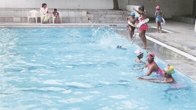 Photo of  मुंबई में एक स्विमिंग पूल में ऊंचाई से एक अन्य व्यक्ति के कूदने के बाद 72 वर्षीय एक व्यक्ति की मौत हो गई..