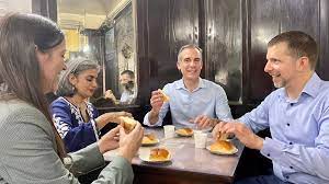 Photo of एरिक गार्सेटी ने कहा कि मुंबई यात्रा के दौरान महाराष्ट्र के मुख्यमंत्री द्वारा परोसा गया वड़ा पाव उन्हें काफी अच्छा लगा..