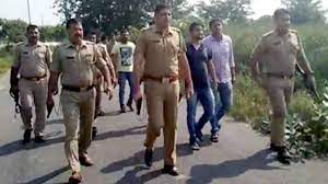 Photo of  UP बदमशों और पुलिस के बीच एनकाउंटर में दोनों ओर से गोलियां चलीं हैं, जिसमें एक बदमाश को गोली लग गई..