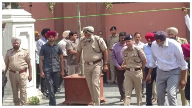 Photo of  अमृतसर के स्‍वर्ण मंदिर के धमाकों पर पुलिस अधिकारियों ने लोगों से शांति बनाए रखने की अपील की..