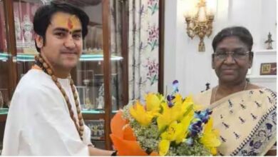 Photo of धीरेंद्र कृष्ण शास्त्री राष्ट्रपति द्रौपदी मुर्मू से मिलने राष्ट्र्पति भवन पहूंचे…