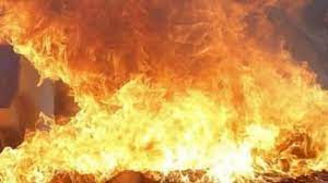 Photo of मकान में घरेलू सिलेंडर से गैस रिसाव के कारण मकान में लगी आग- महिला और उसकी दो बच्ची फंस गई..