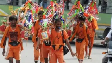 Photo of दुपहिया और चौपहिया वाहनों की भारी भीड़ के बीच पहली बार उत्तर प्रदेश से बुल्डोजर कांवड़ हरिद्वार पहुंची..