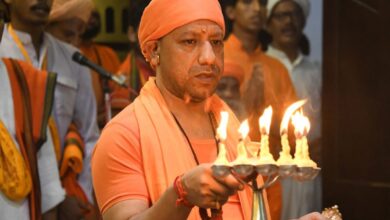 Photo of सीएम योगी ने गोरखनाथ मंदिर परिसर स्थित अपने गुरु के समाधि मंदिर में की पूजा अर्चना