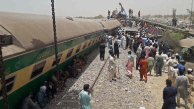 Photo of पाकिस्तान हजारा एक्सप्रेस रेल दुर्घटना :रावलपिंडी से चलने वाली “हजारा एक्सप्रेस” के 10 डिब्बे पटरी से उतरे ,30 की मौत, कई घायल