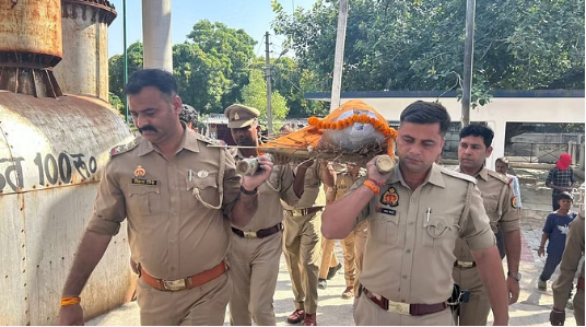 Photo of अस्पताल में बेटा मां के शव को छोड़कर भाग गया,पुलिसवालों ने किया वृद्धा का अंतिम संस्कार