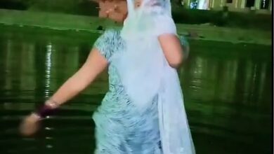 Photo of अयोध्या में सरयू नदी के किनारे राम की पैड़ी पर महिलाओं ने लगाये ठुमके!