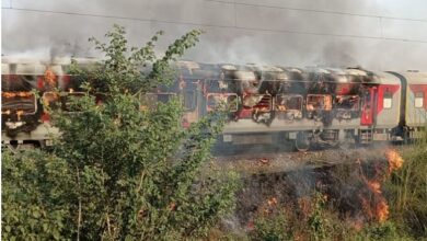 Photo of आगरा: भाड़ई रेलवे स्टेशन के पास पातालकोट एक्सप्रेस के दो डिब्बों में लगी आग…