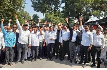 Photo of लखनऊ : लेखपाल और वकीलों के बीच हुई मारपीट…