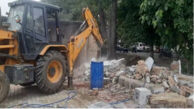 Photo of टांडा रेंज: वन क्षेत्र में अवैध तरीके से बने गुज्जरों के ठिकानों और मदरसों पर चला बुलडोजर