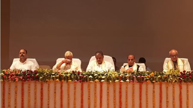 Photo of रक्षामंत्री ने आरएसएस के प्रचारक स्वर्गीय संकठा प्रसाद के जीवन पर आधारित पुस्तक का विमोचन किया