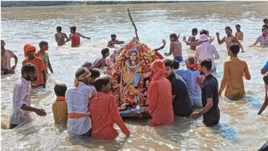 Photo of गोंडा में लोगो ने ढोल की थाप पर नाचते झूमते मां को दी विदाई