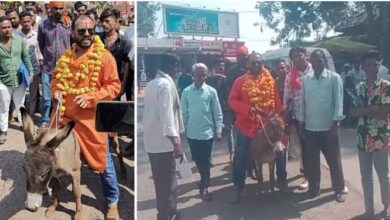 Photo of गधे पर बैठकर नामांकन जमा करने पहुंचे उम्मीदवार, बोले- जीतकर जनता को गधा बनाते हैं नेता