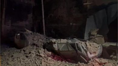 Photo of अचानक गिरी 300 वर्ष पुरानी हवेली की दिवार, मलबे के नीचे आई कार व आटो हुए ध्वस्त