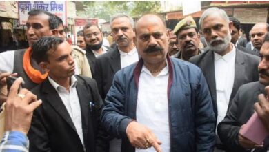 Photo of गायिका से दुष्कर्म के मामले में अदालत में गिड़गिड़ाया पूर्व विधायक, बोला- जज साहब, मैं बीमार हूं…