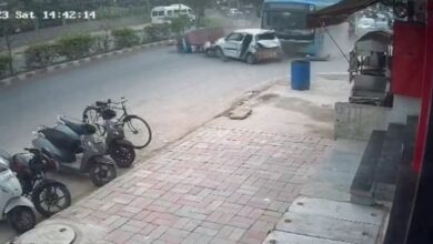 Photo of दिल्ली: बस ने मारी कई वाहनों को भीषण टक्कर, रोड़ पर बिखर गई गाड़ियां और लोग