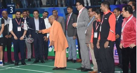 Photo of लखनऊ: सीएम योगी पहुंचे बैडमिंटन कोर्ट में…