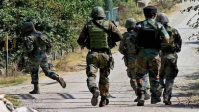 Photo of कुलगाम-बारामूला में आतंकियों व सुरक्षाबलों के बीच मुठभेड़