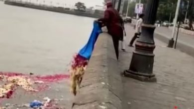Photo of गेटवे ऑफ इंडिया के पास समंदर में डालने आए ढेर सारा कचरा, लगा 10 हजार का जुर्माना