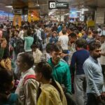 Photo of दिल्ली: त्योहारी सीजन में रेलवे स्टेशन और बस अड्डों पर उमडी यात्रियों की भीड़