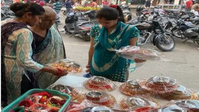 Photo of करवा चौथ पर मिट्टी के करवा की दुकानों पर रौनक!