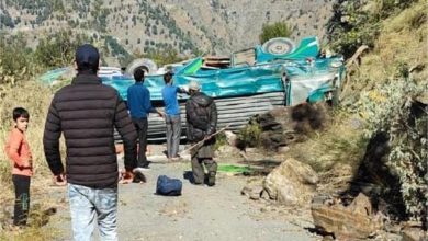 Photo of जम्मू-कश्मीर : 300 फुट गहरी खाई में गिरी बस, 10 यात्रियों की मौत