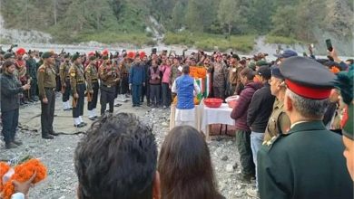 Photo of जम्मू-कश्मीर में शहीद हुए उत्तराखंड के जवानों का सैन्य सम्मान के साथ किया गया अंतिम संस्कार