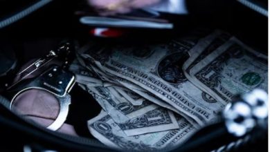 Photo of गरीब बच्‍चे को सड़क पर मिला रुपयों से भरा बैग, घर ले जाने की बजाय किया ये काम!