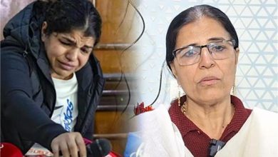 Photo of साक्षी मलिक ने कुश्ती को कहा अलविदा, सन्यास लेने के बाद मां हुई भावुक