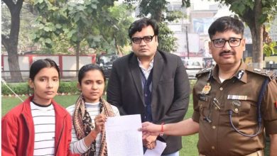Photo of कानपुर: पुलिस कमिश्नर से मिलीं बेटियां, कहा- हमको न्याय नहीं दे पा रहे तो इच्छा मृत्यु दे दीजिए
