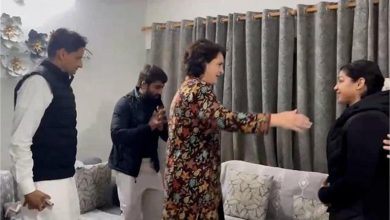 Photo of दीपेंद्र हुड्डा के साथ पहलवानों से मिली प्रियंका गांधी