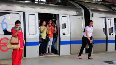 Photo of दिल्ली मेट्रो के दरवाजे में फंसी महिला की साड़ी, कई मीटर तक घिसटती गई