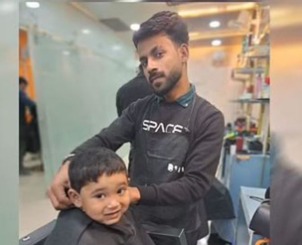Photo of राम भक्त का एलान: अयोध्या में रामलला के विराजमान होने तक एक रुपये में हेयर कटिंग करेंगे मनीष