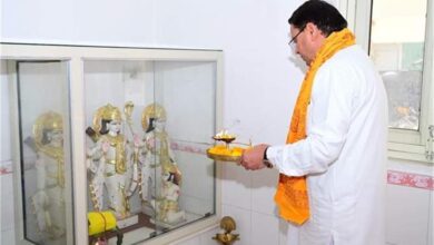 Photo of धामी ने घर के देवालय में किया मानस चौपाइयों का पाठ, गौशाला पहुंचकर गौ माता की सेवा भी की