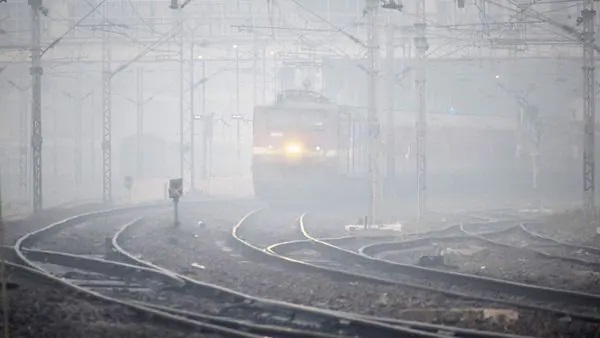 Photo of दिल्ली: कोहरे ने ट्रेनों की रफ्तार पर लगाया ब्रेक