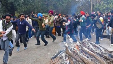 Photo of पंजाब में लोहड़ी की धूम, कड़ाके की ठंड के बीच गुरुनगरी में पतंग उड़ाने निकले युवा