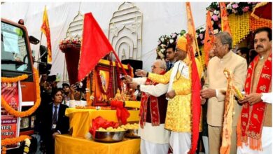 Photo of राज्यपाल कलराज मिश्र ने मेहंदीपुर बालाजी में लड्डुओं से भरे वाहनों को हरी झंडी दिखाकर किया रवाना