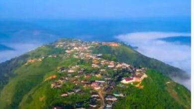 Photo of बादलों के बीच बसा ये गांव, गहरी घाटियां मोह लेतीं मन!