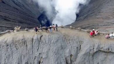Photo of धरती पर नर्क के सबसे करीब है ये जगह, किनारे से दिखता है धुआं उगलता खौफनाक गड्ढा!