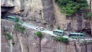 Photo of कोई गलती बर्दाश्त नहीं करती है ये खतरनाक सड़क, ऊंची चट्टान में से ऐसे है गुजरती!