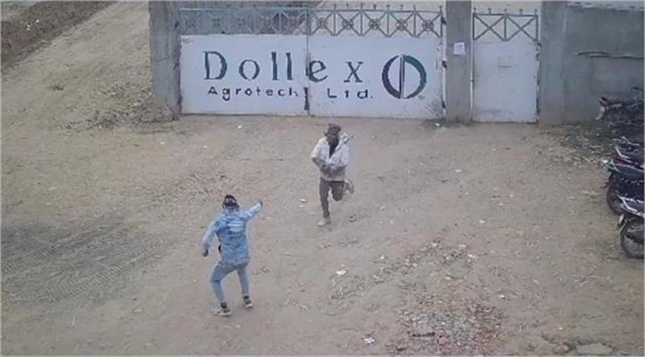 Photo of पूर्व गृहमंत्री नरोत्तम मिश्रा के जिले में बदमाशों ने शुगर मिल के बाहर की ताबड़तोड़ फायरिंग