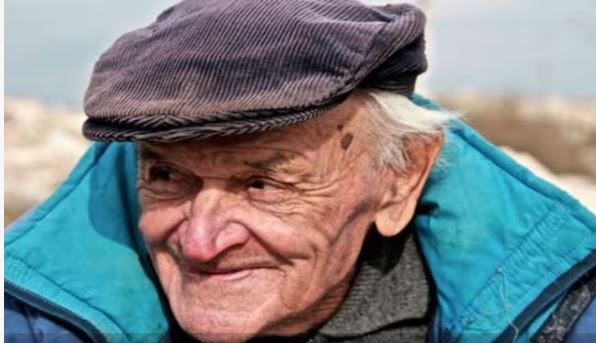 Photo of ‘दुनिया का सबसे अकेला आदमी’, ऐसे शहर में है घर, जहां है भूतों का बसेरा