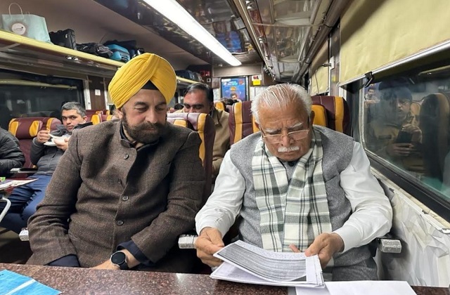 Photo of मुख्यमंत्री मनोहर लाल शताब्दी ट्रेन में सवार हो कर पहुंचे दिल्ली