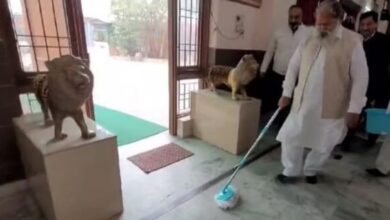 Photo of हरियाणा : गृह मंत्री अनिल विज ने मंदिर परिसर में की सफाई