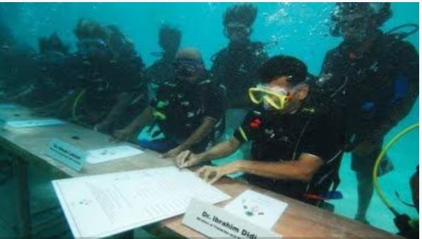 Photo of जब समुद्र में हुई थी कैबिनेट मीटिंग, पूरी सरकार 30 मिनट तक रही पानी में…